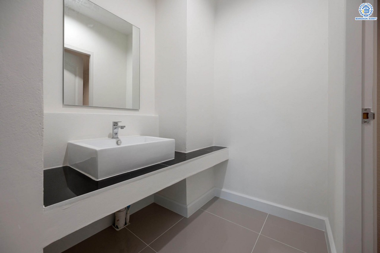 บ้านมือสองตกแต่งใหม่ โครงการ บุษราคัมรีเจนท์ ปิ่นเกล้า-บรมราชชนนี เนื้อที่ 54.20 ตร.ว. ฟังก์ชัน 3 ห้องนอน 3 ห้องน้ำ จอดรถได้ 2 คัน สภาพแวดล้อมดี เดินทางเข้าสู่เมืองได้สะดวกเชื่อมต่อ ถนนพุทธมณฑล สาย 2, ถนนบรมราชชนนี, ถนนกาญจนาภิเษก, ถนนศาลาธรรมสพน์ ใกล้เซ็นทรัลปิ่นเกล้า และ จุดขึ้นทางด่วน "ศรีรัช"...